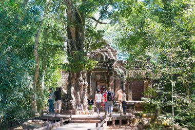 Siem Reap, Kamboçya - 30 Kasım 2016: Ta Prohm Tapınağı Angkor ziyaretçi. bir ünlü Ören (Unesco Dünya Mirası) Angkor, Siem Reap, Kamboçya.