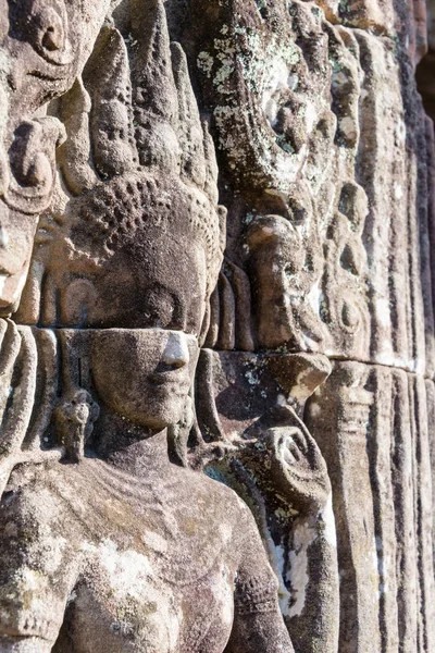 Siem Reap, Camboja - 08 de dezembro de 2016: Bayon Temple in Angkor Thom. um local histórico famoso (Património Mundial da UNESCO) em Angkor, Siem Reap, Camboja . — Fotografia de Stock