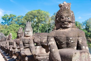 Siem Reap, Kamboçya - 5 Aralık 2016: Angkor Thom güney kapısında taş heykel. bir ünlü Ören (Unesco Dünya Mirası) Angkor, Siem Reap, Kamboçya.