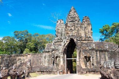 Siem Reap, Kamboçya - 5 Aralık 2016: Angkor Thom Güney kapısı. bir ünlü Ören (Unesco Dünya Mirası) Angkor, Siem Reap, Kamboçya.