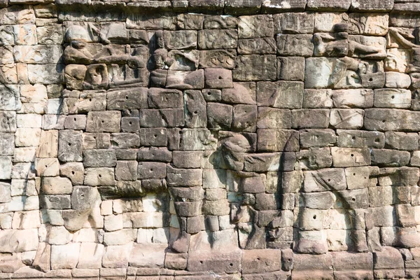 シェムリ アップ, カンボジア - 2016 年 12 月 10 日: アンコール ・ トムの象のテラスで救済。アンコールは、シェムリ アップ、カンボジアで有名な史跡 (ユネスコ世界遺産). — ストック写真