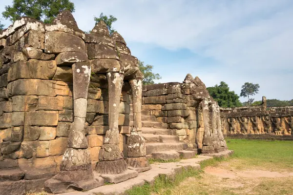 Σιέμ Ριπ, Καμπότζη - Δεκ 10 2016: Βεράντα των ελεφάντων στο Angkor Thom. ένα διάσημο ιστορικό μνημείο (παγκόσμιας κληρονομιάς της Unesco) σε Angkor, Σιέμ Ριπ, Καμπότζη. — Φωτογραφία Αρχείου