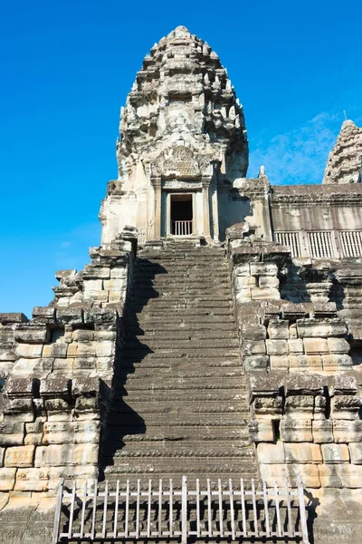 Siem Reap, Camboya - Dec 05 2016: Angkor Wat. un famoso sitio histórico (Patrimonio de la Humanidad por la UNESCO) en Angkor, Siem Reap, Camboya . — Foto de Stock