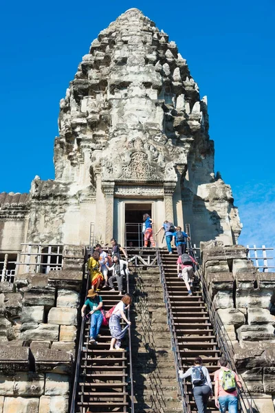 Siem Reap, Cambogia - 05 dic 2016: Visitatori ad Angkor Wat. un famoso sito storico (patrimonio mondiale dell'UNESCO) ad Angkor, Siem Reap, Cambogia . — Foto Stock