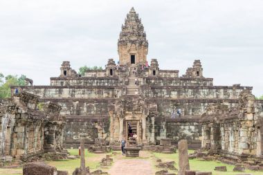 Siem Reap, Kamboçya - 01 Aralık 2016: Bakong Roluos tapınaklar. ünlü tarihi sitesi (Unesco Dünya Mirası) Siem Reap, Kamboçya.