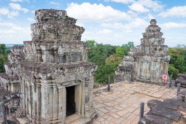 Siem Reap, Kamboçya - 05 Aralık 2016: Phnom Bakheng Angkor içinde. bir ünlü Ören (Unesco Dünya Mirası) Angkor, Siem Reap, Kamboçya.