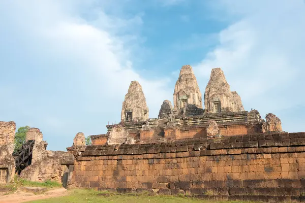 Siem Reap, Kambodzsa - Dec 11 2016: Pre Rup, Angkor. a híres történelmi helyszínen (Unesco Világörökség) az Angkor, Siem Reap, Kambodzsa. — Stock Fotó