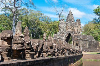 Siem Reap, Kamboçya - 5 Aralık 2016: Angkor Thom Güney kapısı. bir ünlü Ören (Unesco Dünya Mirası) Angkor, Siem Reap, Kamboçya.