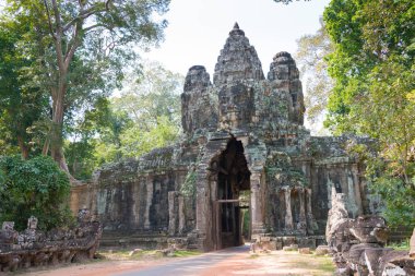 Siem Reap, Kamboçya - 10 Aralık 2016: Zafer kapısı Angkor Thom içinde. bir ünlü Ören (Unesco Dünya Mirası) Angkor, Siem Reap, Kamboçya.