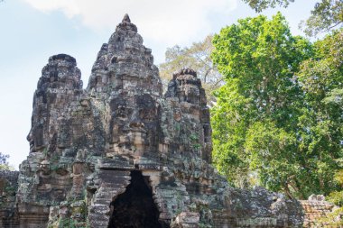 Siem Reap, Kamboçya - 10 Aralık 2016: Zafer kapısı Angkor Thom içinde. bir ünlü Ören (Unesco Dünya Mirası) Angkor, Siem Reap, Kamboçya.