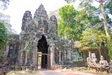 Siem Reap, Kamboçya - 10 Aralık 2016: Zafer kapısı Angkor Thom içinde. bir ünlü Ören (Unesco Dünya Mirası) Angkor, Siem Reap, Kamboçya.