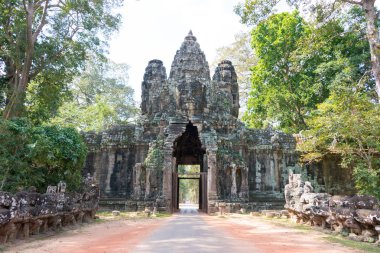 Siem Reap, Kamboçya - 10 Aralık 2016: Zafer kapısı Angkor Thom içinde. bir ünlü Ören (Unesco Dünya Mirası) Angkor, Siem Reap, Kamboçya.