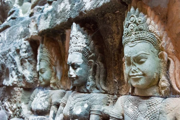 Siem Reap, Camboja - 10 de dezembro de 2016: Relief at Terrace of the Leper King in Angkor Thom. um local histórico famoso (Património Mundial da UNESCO) em Angkor, Siem Reap, Camboja . — Fotografia de Stock