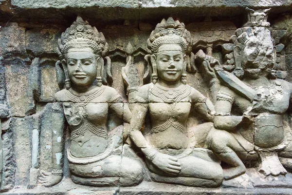 Siem Reap, Camboja - 10 de dezembro de 2016: Relief at Terrace of the Leper King in Angkor Thom. um local histórico famoso (Património Mundial da UNESCO) em Angkor, Siem Reap, Camboja . — Fotografia de Stock