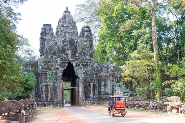 Siem Reap, Camboja - 10 de dezembro de 2016: Victory Gate in Angkor Thom. um local histórico famoso (Património Mundial da UNESCO) em Angkor, Siem Reap, Camboja . — Fotografia de Stock