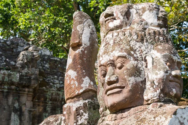 Siem Reap, Kamboçya - 10 Aralık 2016: Portre heykel Angkor Thom zafer kapısında. bir ünlü Ören (Unesco Dünya Mirası) Angkor, Siem Reap, Kamboçya.