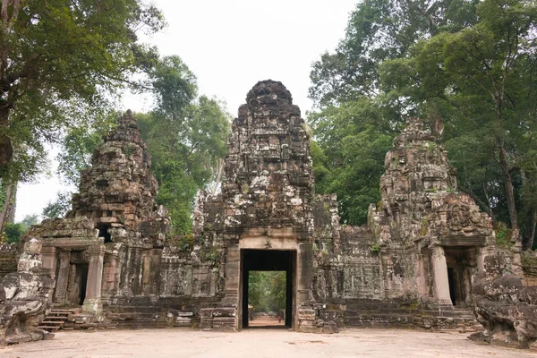 アンコール シェムリ アップ, カンボジア - 2016 年 12 月 13 日: プリア ・ カーン。アンコールは、シェムリ アップ、カンボジアで有名な史跡 (ユネスコ世界遺産). — ストック写真