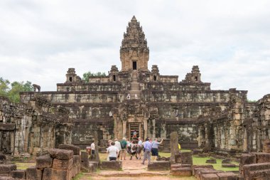 Siem Reap, Kamboçya - 01 Aralık 2016: Bakong Roluos tapınaklar. ünlü tarihi sitesi (Unesco Dünya Mirası) Siem Reap, Kamboçya.