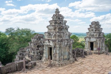 Siem Reap, Kamboçya - 05 Aralık 2016: Phnom Bakheng Angkor içinde. bir ünlü Ören (Unesco Dünya Mirası) Angkor, Siem Reap, Kamboçya.