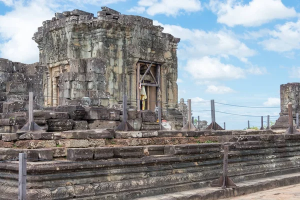 Siem Reap, Cambodia - Dec 05 2016: Phnom Bakheng i Angkor. en berömd historisk plats (Unesco världsarv) i Angkor, Siem Reap, Kambodja. — Stockfoto