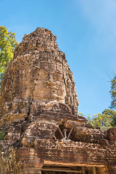 Siem Reap, Cambodia - Nov 30 2016: Ta Prohm-templet i Angkor. en berömd historisk plats (Unesco världsarv) i Angkor, Siem Reap, Kambodja. — Stockfoto