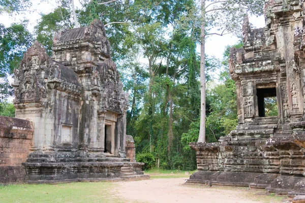 シェムリ アップ, カンボジア - 2016 年 11 月 30 日: アンコールの伽藍の寺。アンコールは、シェムリ アップ、カンボジアで有名な史跡 (ユネスコ世界遺産). — ストック写真