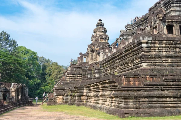 Siem Reap, Kambodzsa - Dec 10 2016: Baphuon templom Angkor Thom. a híres történelmi helyszínen (Unesco Világörökség) az Angkor, Siem Reap, Kambodzsa. — Stock Fotó