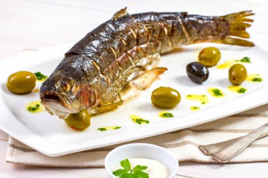 Zeytin plaka ile Izgara Alabalık