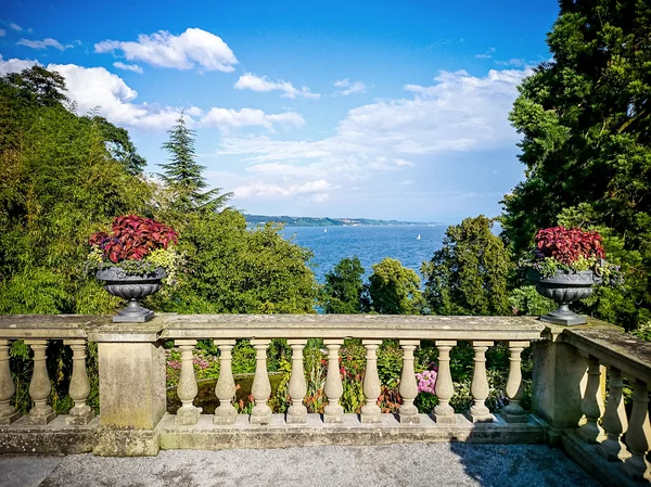 Terrasse antique avec vue sur le lac — Photo