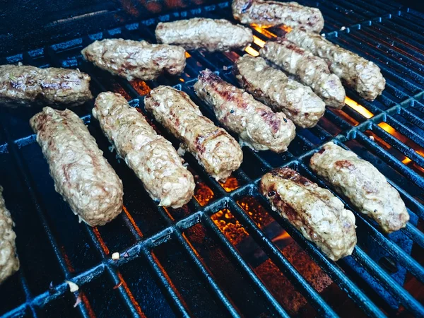 碎肉卷 cevapcici 在烤架上 — 图库照片