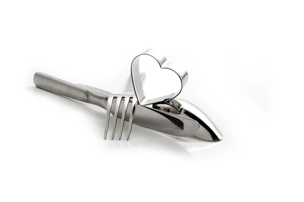 Cubertería, tenedor con cuchillo, corazón sobre blanco — Foto de Stock