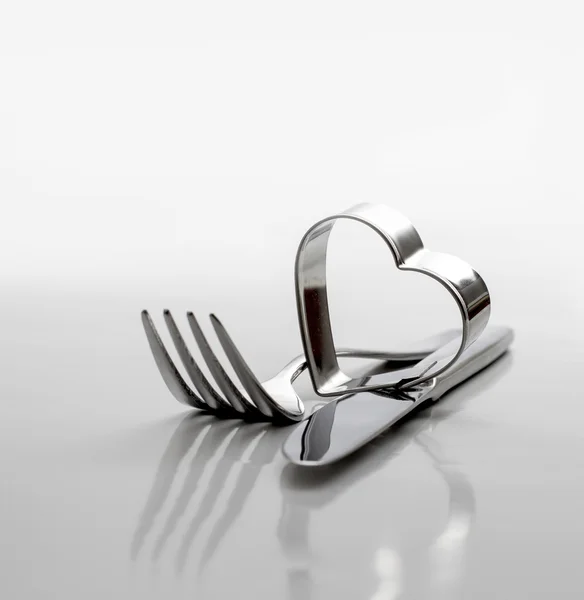 Cubertería, tenedor con cuchillo y corazón — Foto de Stock