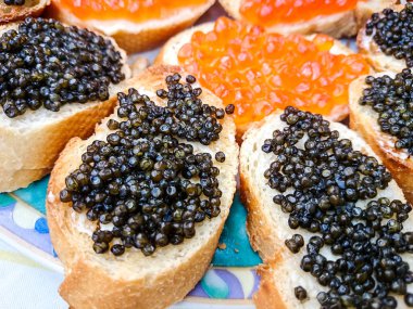 Kırmızı ve siyah havyar ile ezmesi sandviç