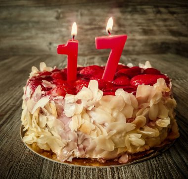 On yedinci doğum günü pastası çilek ile
