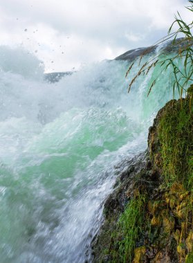 Rhine şelale, bazen farklı