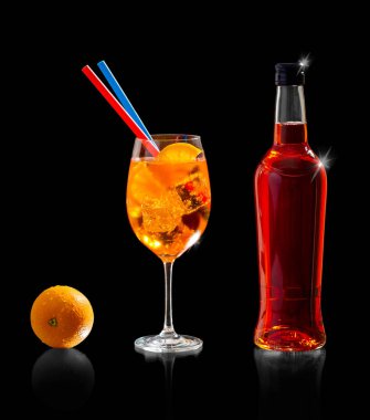 Aperol spritz şişe portakal ve saman ile