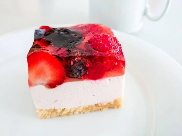 奶油蛋糕草莓，覆盆子 — 图库照片