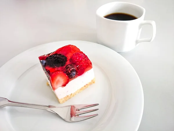 Çilek, ahududu ile kremalı pasta — Stok fotoğraf