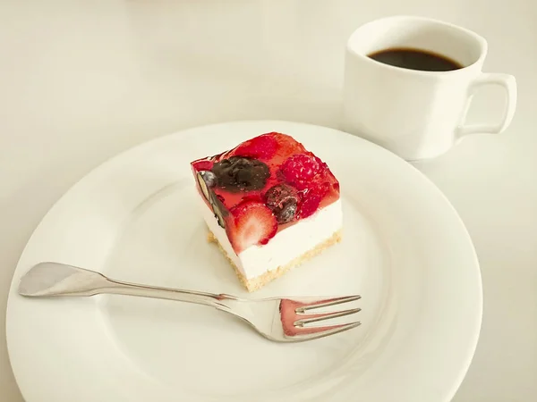 Tarta de crema con fresas, frambuesas —  Fotos de Stock