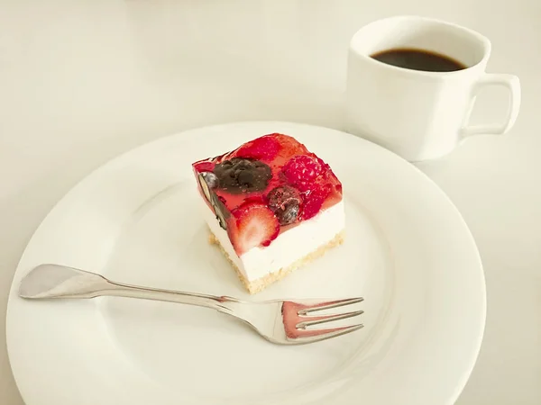 Cream cake with strawberries, raspberries — Stock Photo, Image