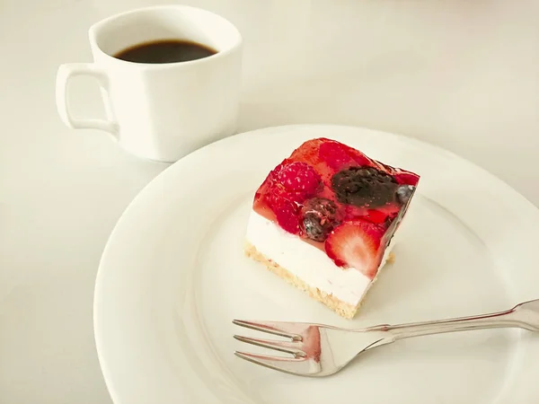 Cream cake with strawberries, raspberries — Stock Photo, Image