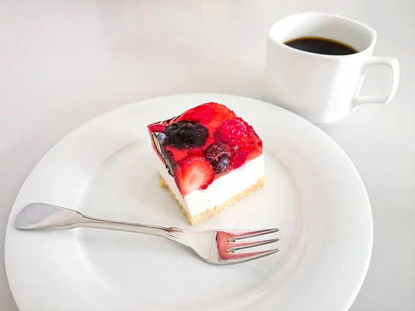 Bolo de creme com morangos, framboesas — Fotografia de Stock