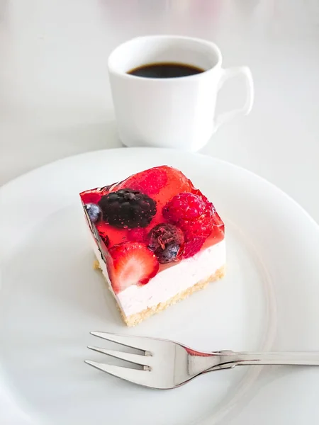 Tarta de crema con fresas, frambuesas —  Fotos de Stock