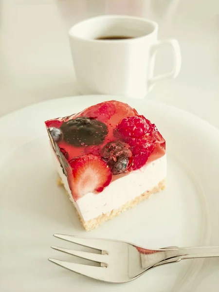 Sahnetorte mit Erdbeeren, Himbeeren — Stockfoto