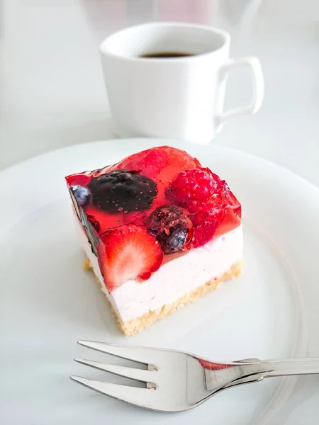 Gâteau à la crème aux fraises, framboises — Photo