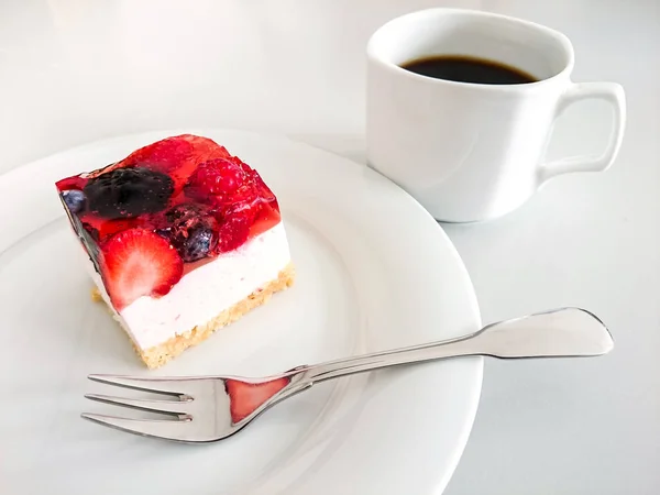 Cream cake with strawberries, raspberries — Stock Photo, Image