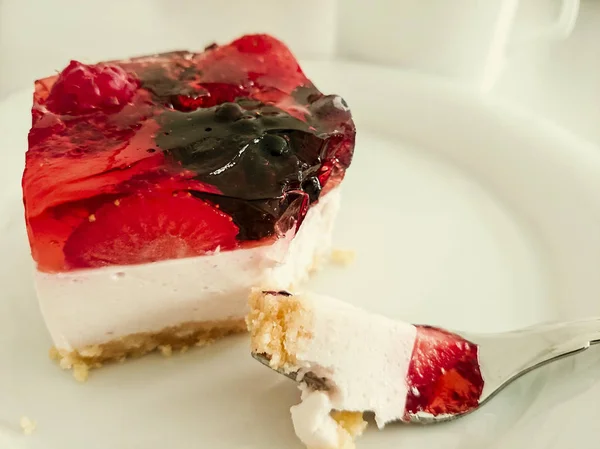 Сливочный торт с клубникой, малиной — стоковое фото