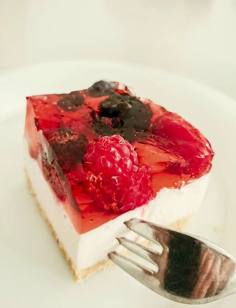 イチゴ、ラズベリーとクリーム ケーキ — ストック写真