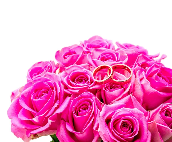 Kytice růží s snubní prsteny — Stock fotografie