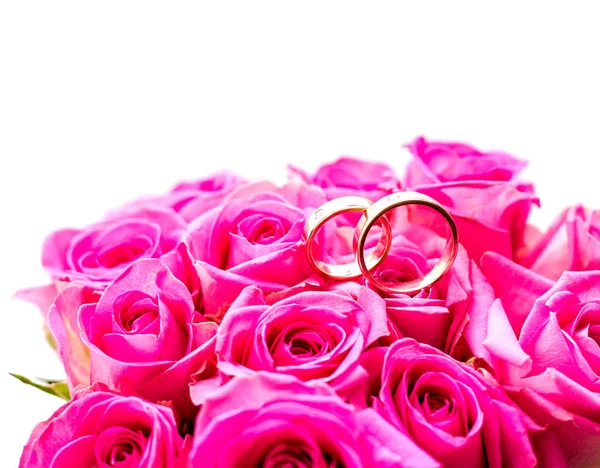 Ramo de rosas con anillos de boda — Foto de Stock
